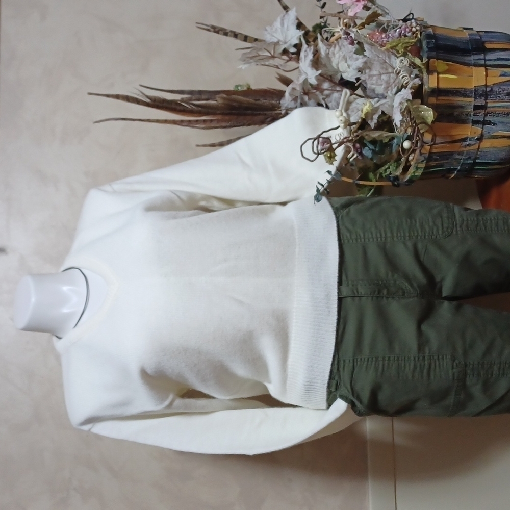 PICKET & POST Womans sweater size Large in a beautiful white on white